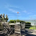 La Vigie Les Pieds Dans L'eau