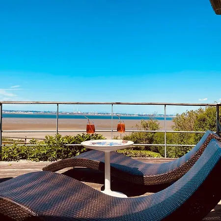 La Vigie Les Pieds Dans L'eau *