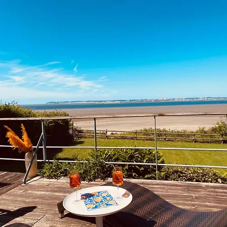 La Vigie Les Pieds Dans L'eau *