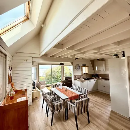 La Vigie Les Pieds Dans L'eau *