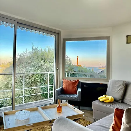 La Vigie Les Pieds Dans L'eau *