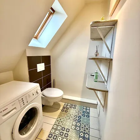 La Vigie Les Pieds Dans L'eau *