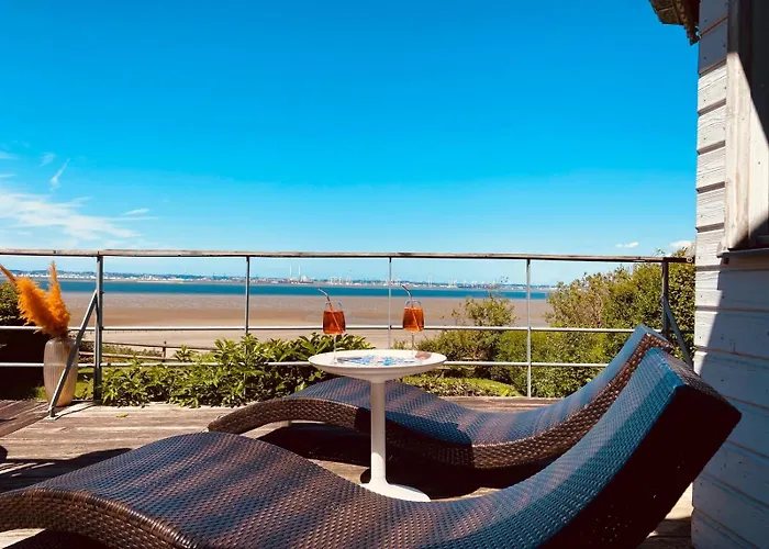 La Vigie Les Pieds Dans L'eau *