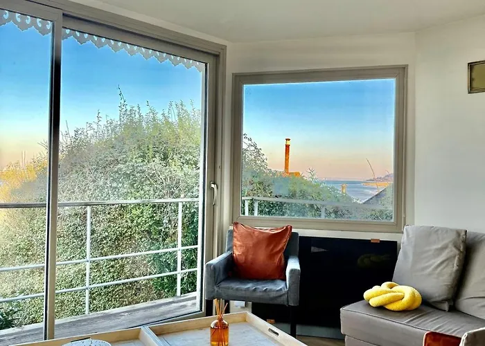 La Vigie Les Pieds Dans L'eau *